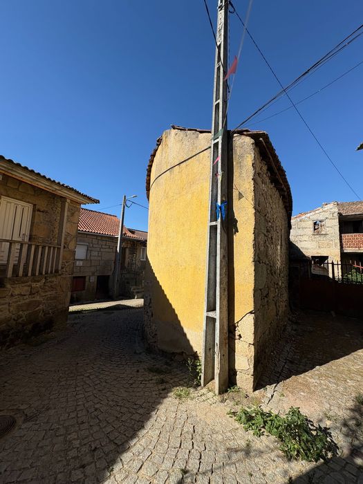Casa Devoluta em aldeia no Sátão