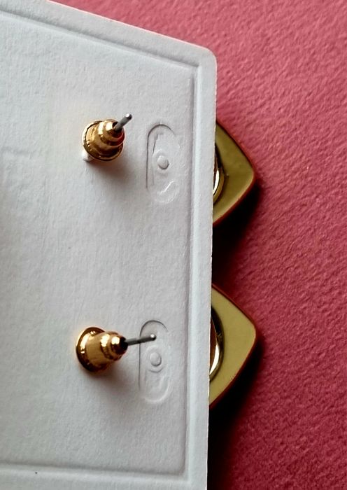 Brincos dourados, de pico, estampados com "animal print"