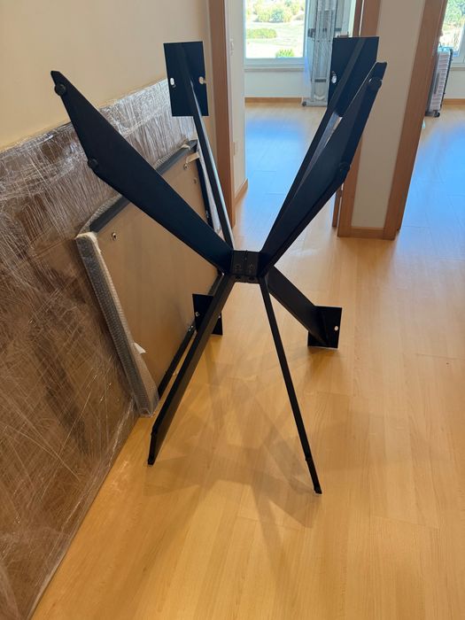 Dining Table – Area Brand in Good Condition64553050477441120