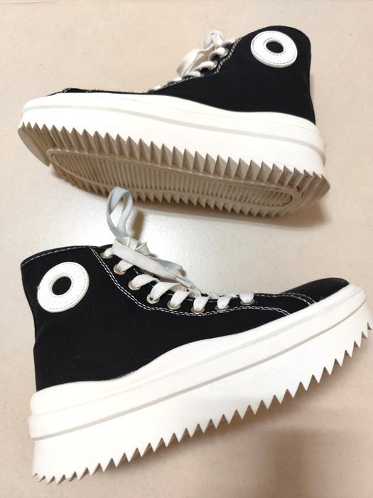 Sapatilhas pretas  com sola plataforma - Bershka (T. 35)