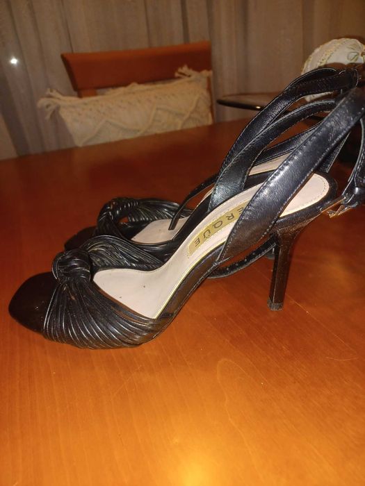 Sandálias em pele da Uterque