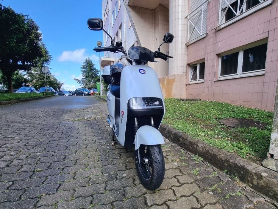 Scooter Elétrica com Design Moderno, "Bateria Lítio 60V20Ah"