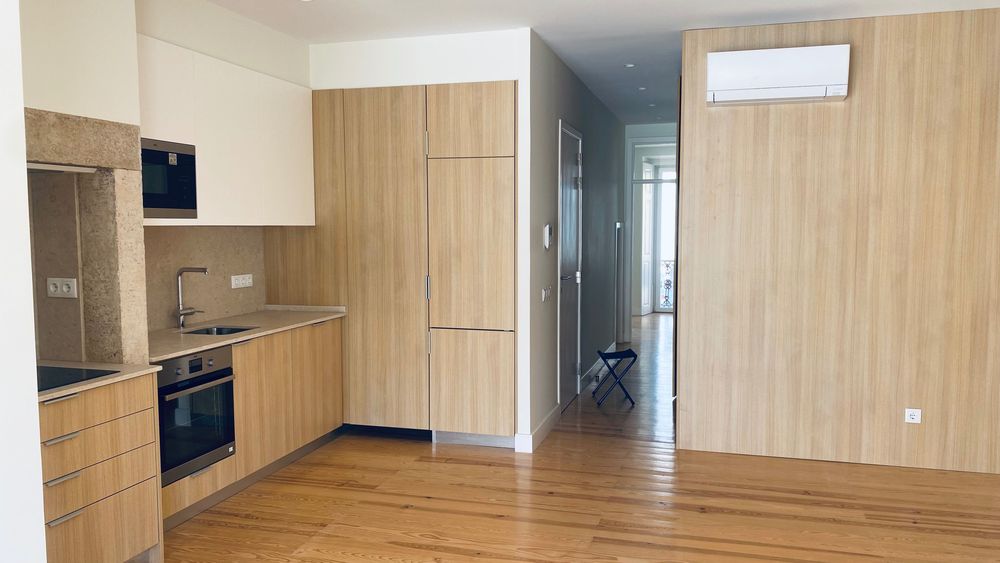 T2 renovado e equipado 77m2+ Terraço privativo 34 m² | 2 wcs | Vista Parcial Rio | exposição solar em duas frentes | Alcântara.