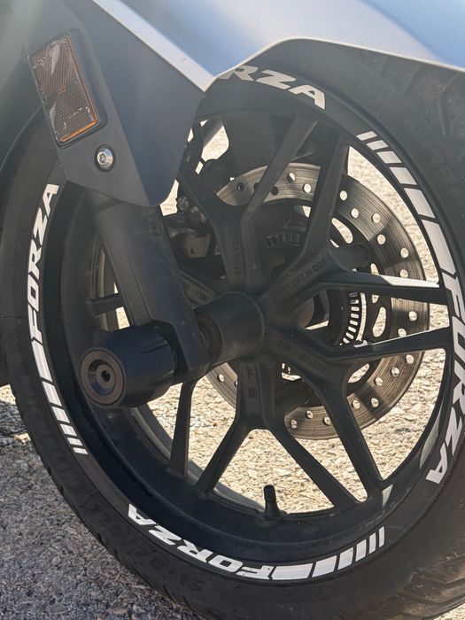 Honda Forza 125cc com vários acessórios extra+top case espaçoso