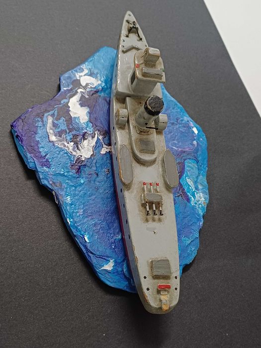 Navio antigo em diagrama de xisto pintado