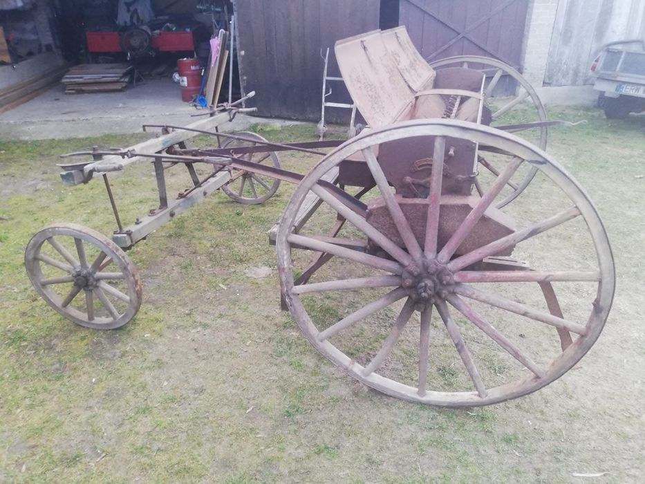 Zabytkowy siewnik konny drewniany, przedwojenny