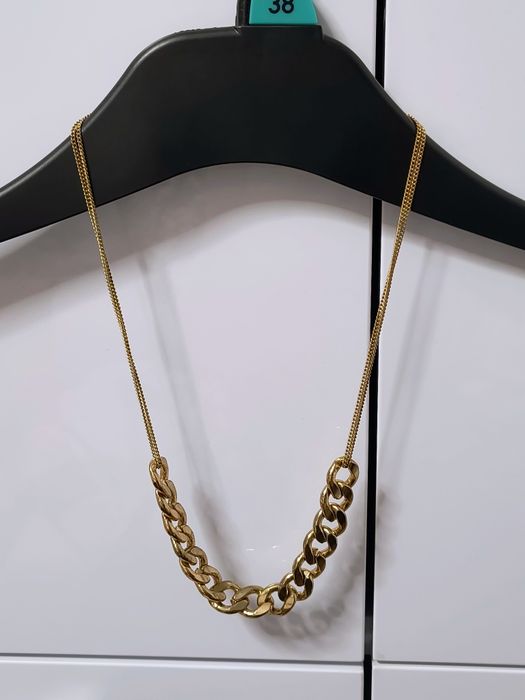 Naszyjnik w złotym kolorze