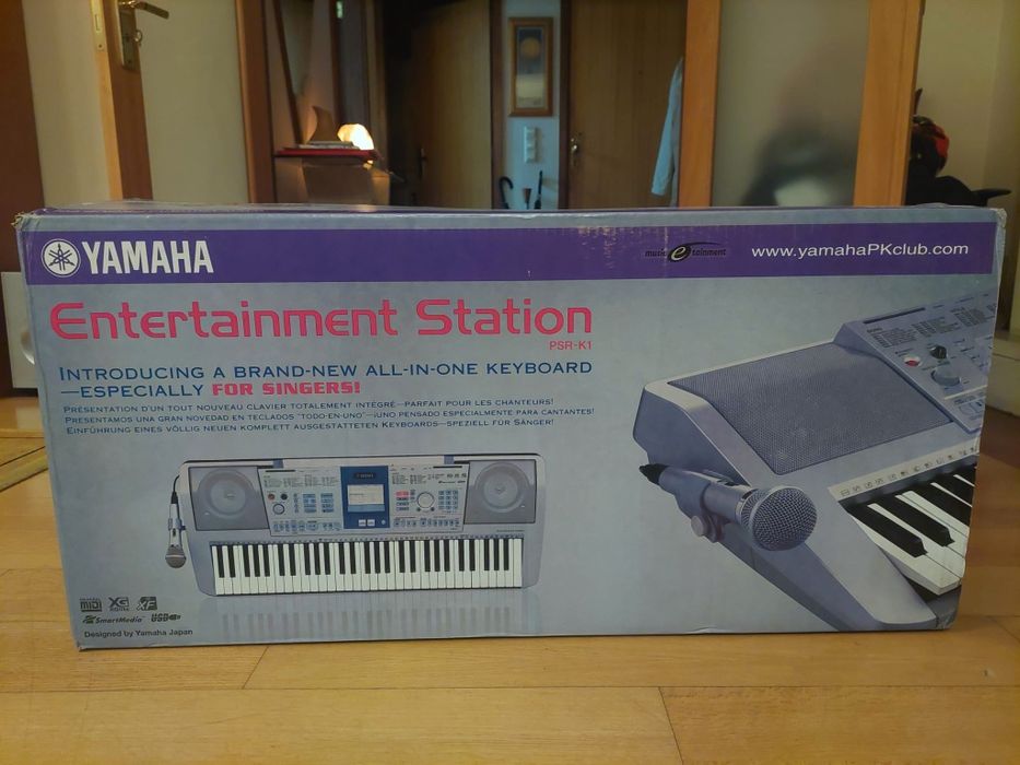 Órgão Yamaha com tripé, banco e microfone