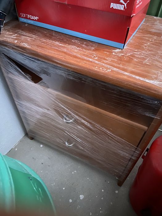 Cama individual de madeira macica e uma mesa de cabeceira