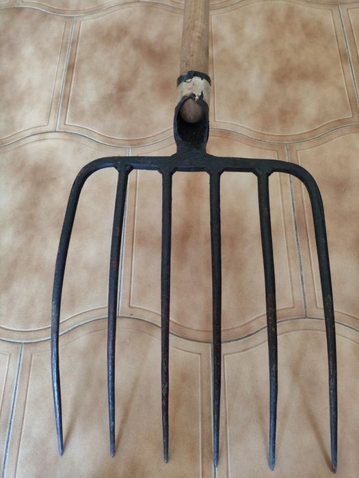 Forquilha nova de 6 dentes,cabo incluído no preço .
Cabo incluído no p