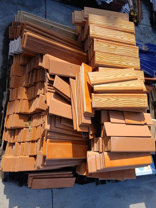 Lote  material. Rodapés, barras, tijoleira, azulejos, mosaicos,,etc