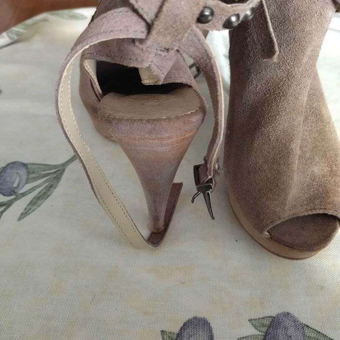 Botins em pele peep toe café com leite compensados da VERO CUOIO T.36