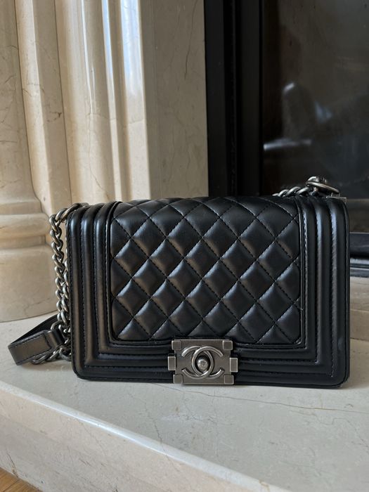 Chanel Boy czarna torebka ze srebrnym łańcuchem