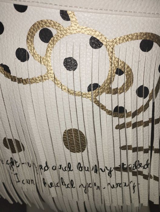 Nova, nunca usada. Branca com franjas que fazem a cara da Hello Kitty