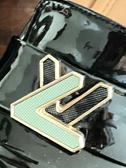 Sapatos estilo mocassim em verniz preto com detalhe dourado elegante 39