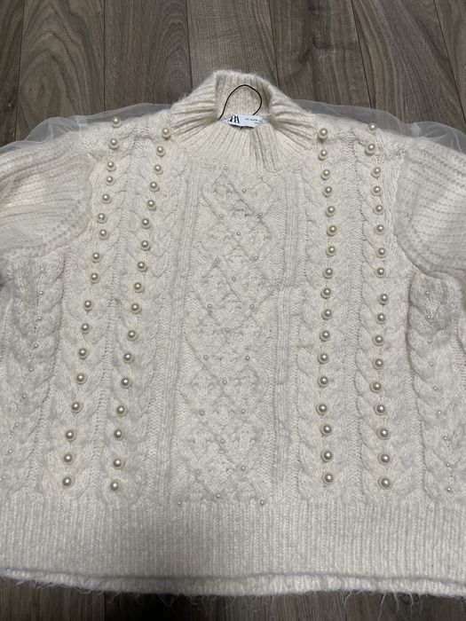 Sweterek z perełkami i tiulem Zara