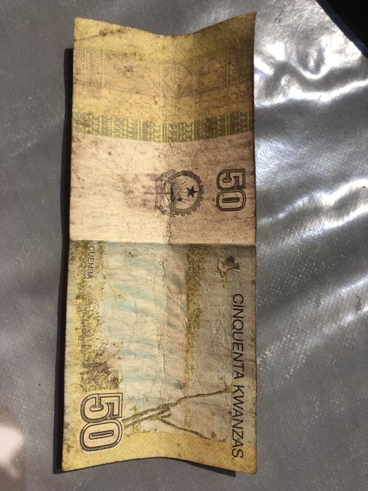 Notas Angola 50 e 100 kwanzas