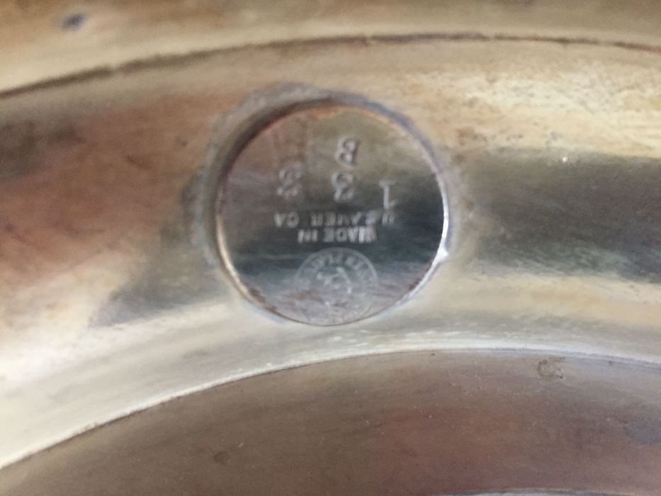 Ânfora com bacia em metálica espessurado