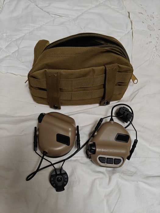 Наушники на шлем с креплением и переноской.