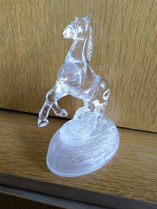 Kryształowa figurka konia.