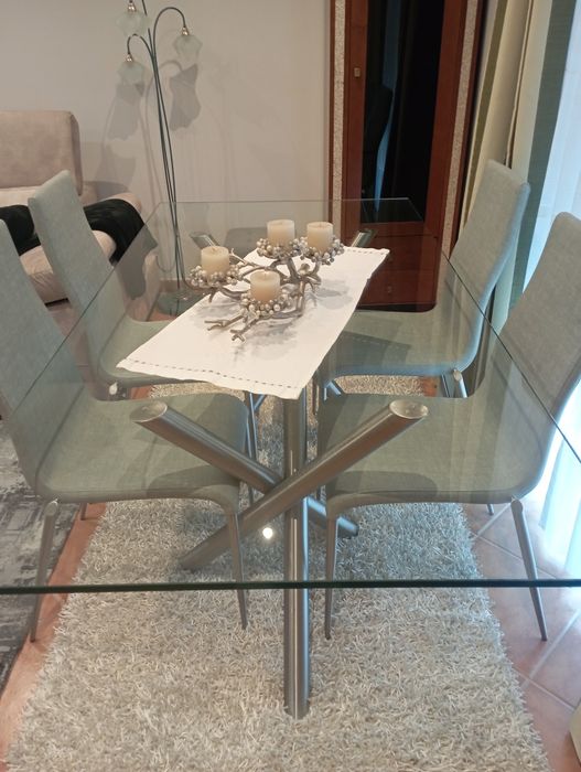 Mesa e cadeiras de sala de jantar