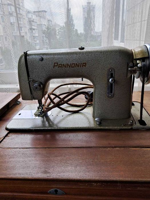 Продам швейная машинка Pannonia б/у