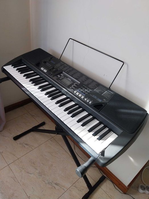 Teclado Casio CTK-700 com 100 ritmos, 100 sons e 100 musicas + suporte