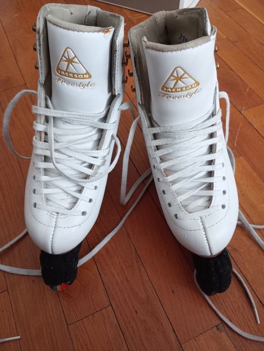 Коньки фигурные  в хорошем состоянии  Jackson