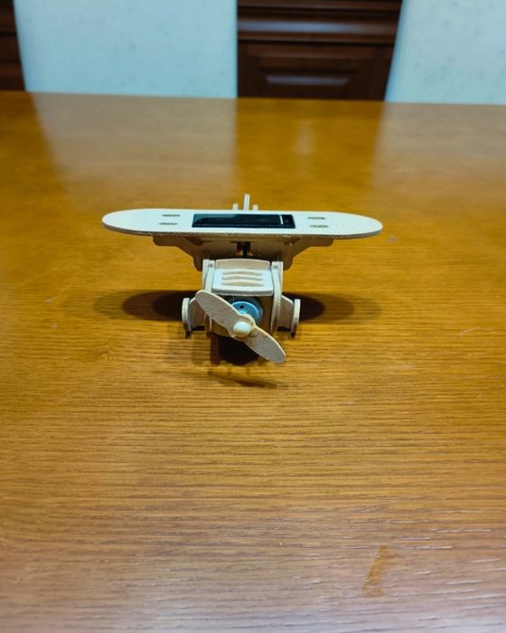 Avião de madeira