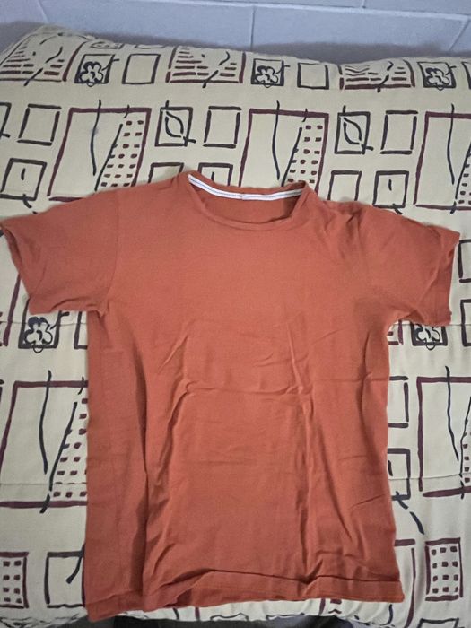 T-shirt laranja semi nova