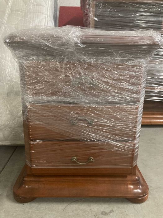 Vendo Camiseiro, mesas de cabeceira e mesa de apoio