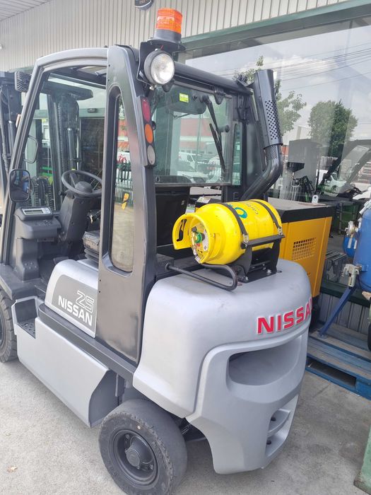 Empilhador NISSAN a gás como novo