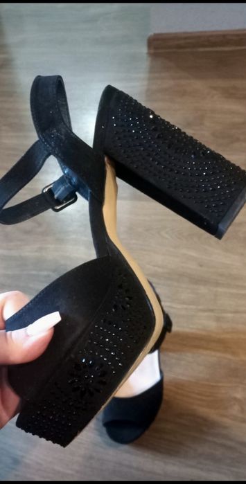 Czarne sandały w cekiny