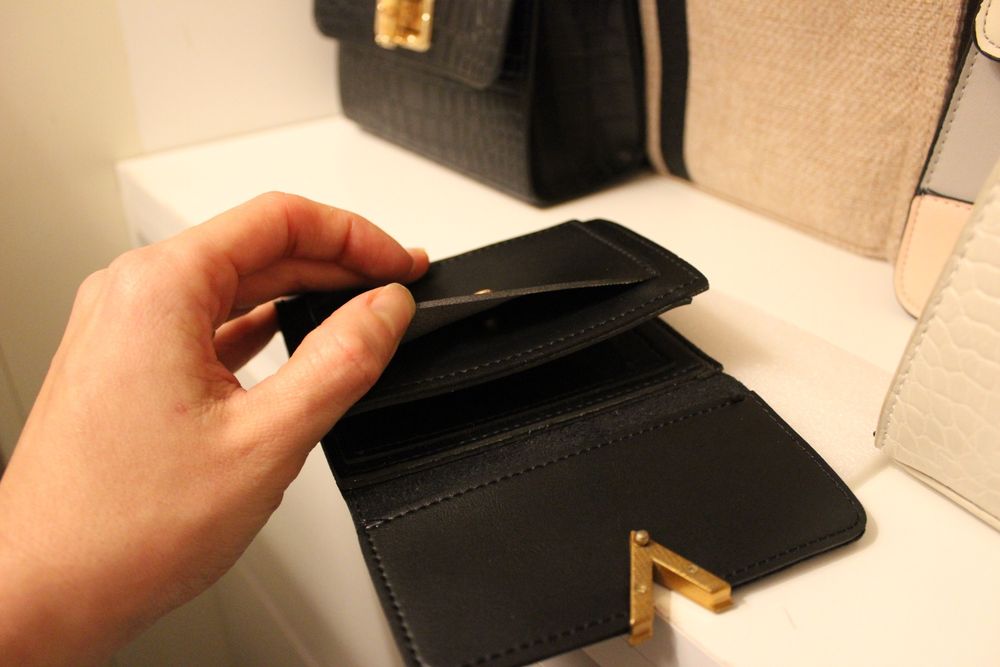 Carteiras de mulher, preta, branca, mostarda e dourada