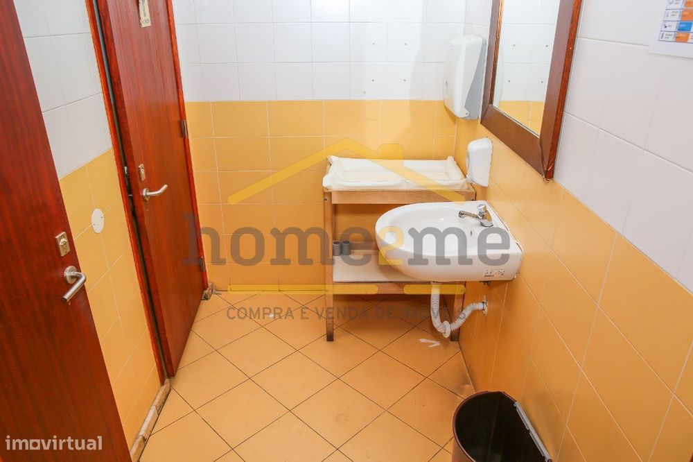 Loja com terraço e lugar de garagem