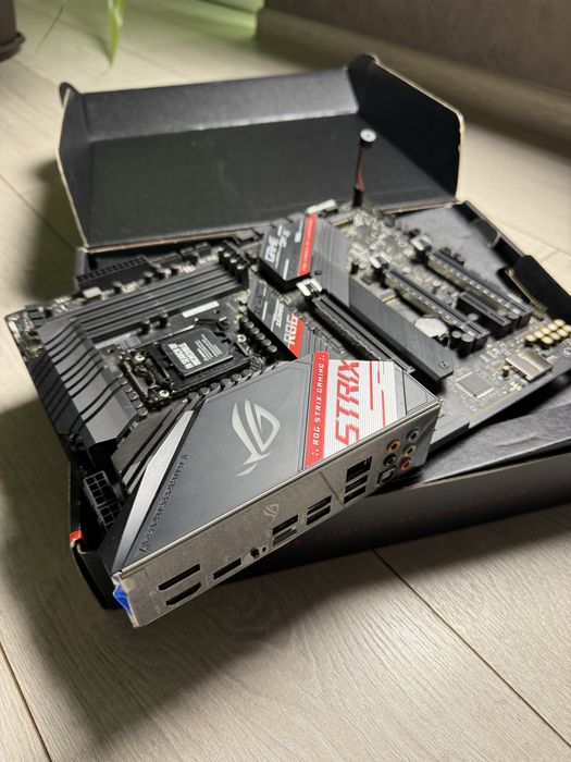 Материнська плата Asus ROG Strix Z490-H Gaming PCI-Ex16