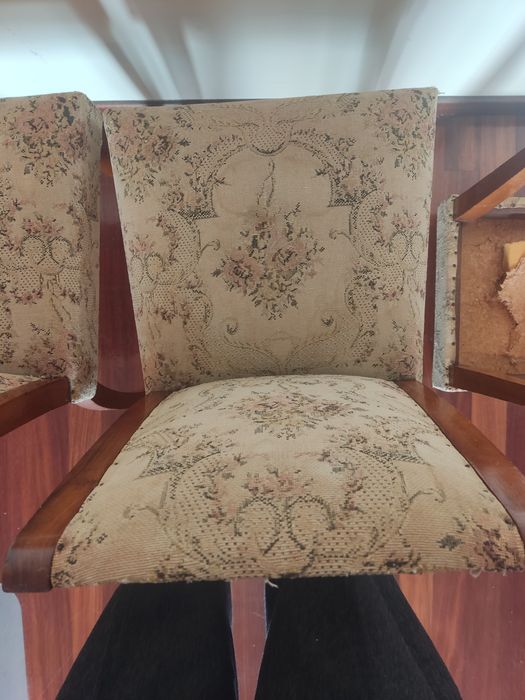 Duas cadeiras e um banco