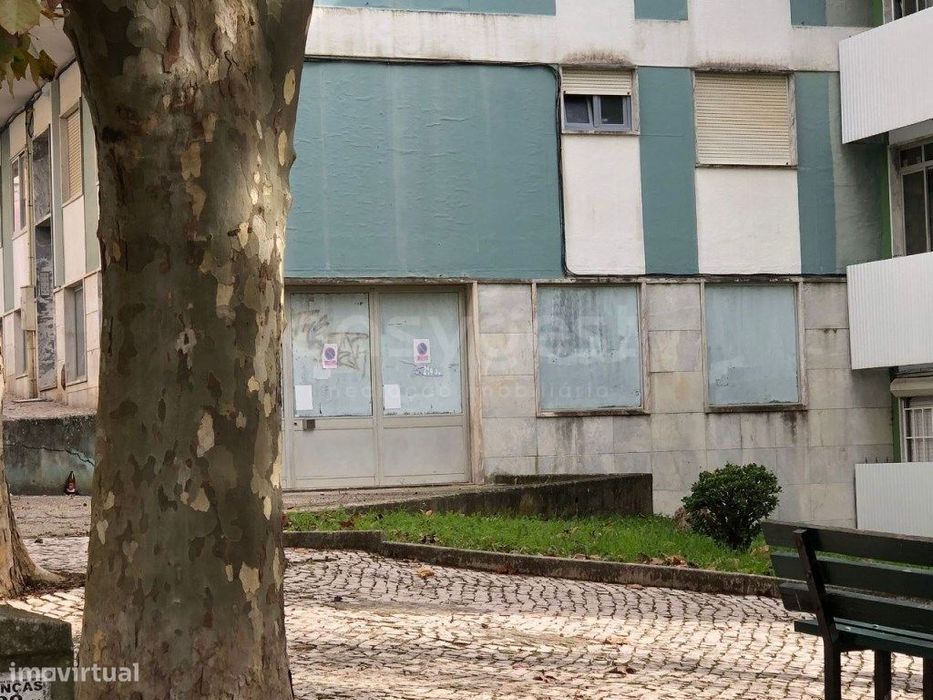 Loja com 210m² em cave com acesso direto à rua