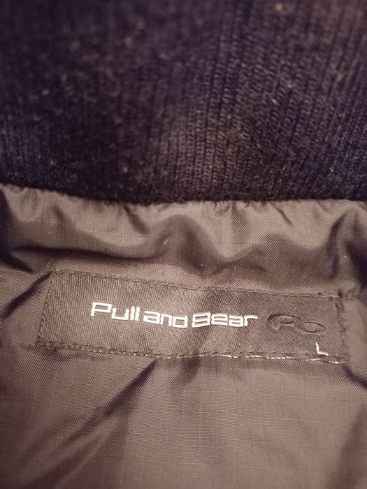 Anorak preto em polisstereno com forro em flanela azul petróleo