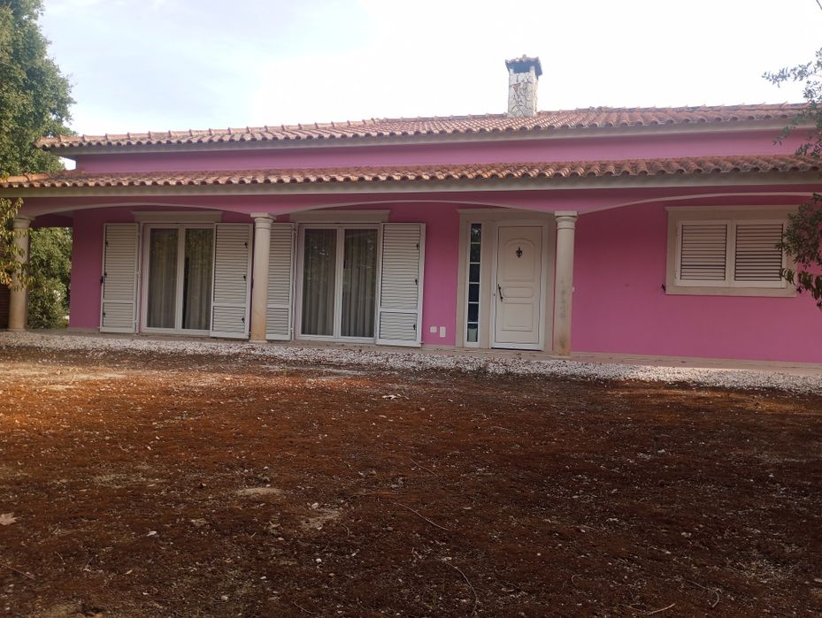 Villa composta de  3 casas:vivenda+ chalet de madeira+casa+ piscina