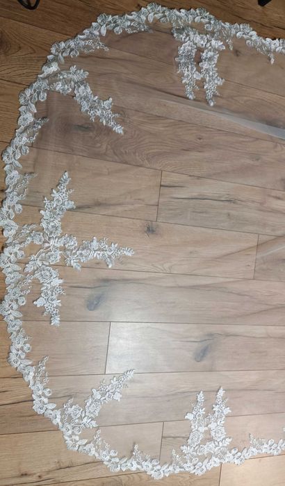 Welon katedralny, hiszpański, obszyty koronką