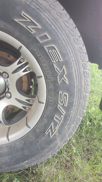 Резина 31  нива уаз r15 на внедорожник