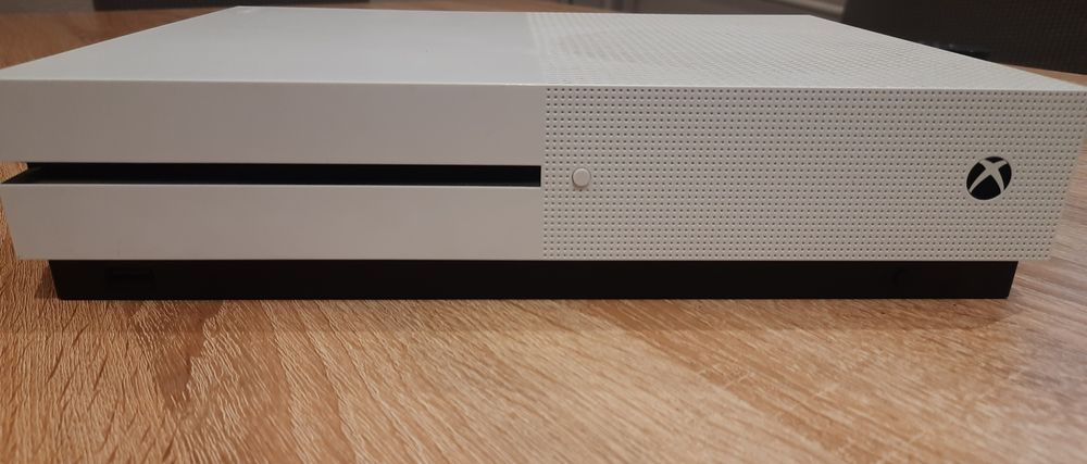 Konsola Xbox One S model 1681 z padem