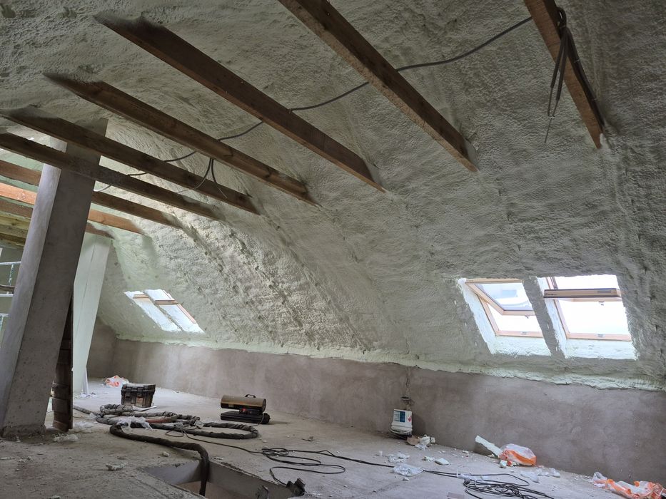 Ocieplanie pianką pur  poddasza dachy ocieplenie pianką izolacje strop