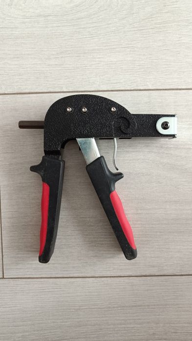 Kleszcze do metalowych kołków. Płyta gipsowa.