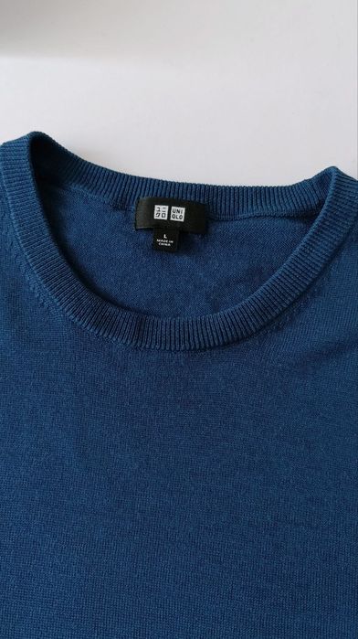 Cвитер, джемпер из тонкой мериносовой шерсти от бренда uniqlo.