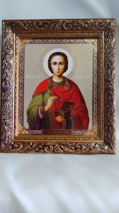 Иконы в багетной раме размер 15х18см. .