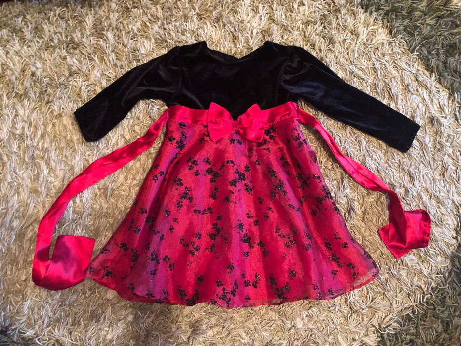 Продам святкові новорічні карнавальні красиві сукні на 3-5 рочків