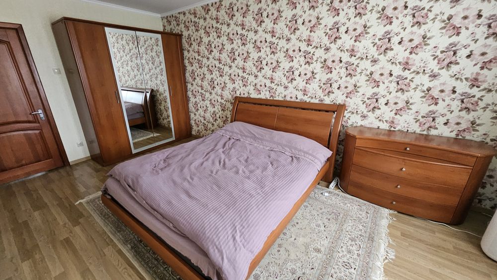 Продам спальный гарнитур.Шкаф,кровать,комод и две тумбочки