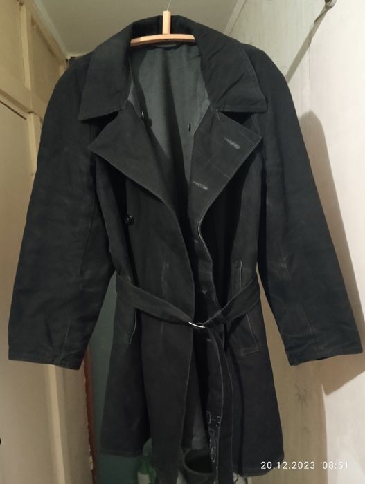 Бушлат демисезонный черного цвета длинный.